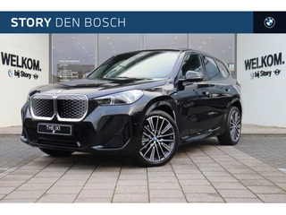BMW iX1 eDrive20 High Executive M Sport / Panoramadak / Trekhaak / Sportstoelen / Parking Assistant Plus / M Adaptief onderstel / Adaptieve LED / Head-Up / Comfort Access