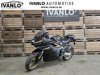 Hoofdafbeelding TRMotor TR125-2 Trmotor TR125-2 GP Zwart Goud Digitaal dashbord LED Rijbewijs A1en A2 !! Nieuw! BTW! 2x!