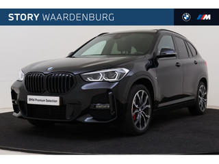 BMW X1 sDrive18i High Executive M Sport Automaat / Panoramadak / Sportstoelen / M Sportonderstel / Achteruitrijcamera / LED / Head-Up